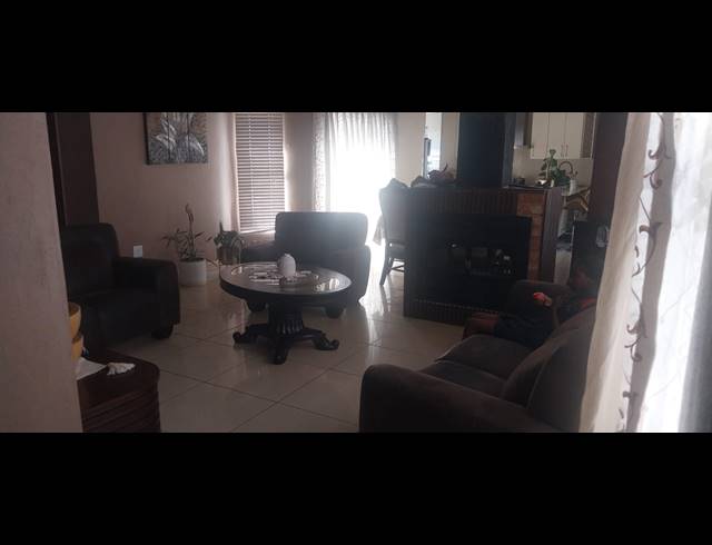 4 BEDROOM HOUSE FOR SALE IN LADY SELBORNE